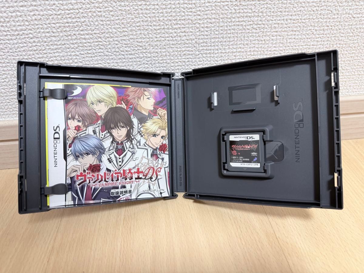 Открытый футляр Nintendo DS с картриджем Vampire Knight и инструкцией
